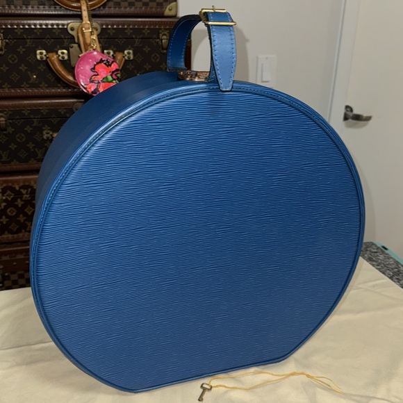 Louis Vuitton hat box EPI BOITE CHAPEAUX 40 in Toledo blue - Picture 1 of 16